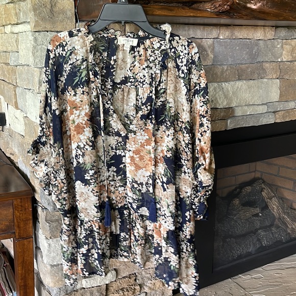 Beautiful Umgee Navy floral top. Large NWOT - Picture 3 of 12